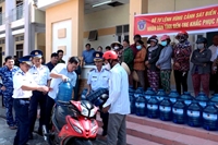 Vùng Cảnh sát biển 3 hỗ trợ nước uống cho dân vùng hạn mặn Bến Tre