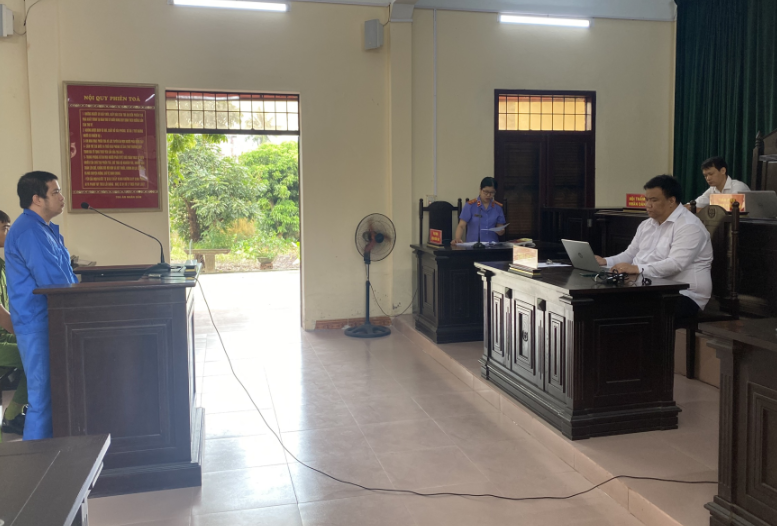 Ném cốc vào mặt mẹ, lĩnh 5 năm 6 tháng tù