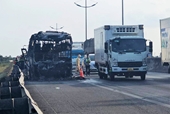Cháy xe khách, cao tốc TP HCM - Trung Lương kẹt xe nghiêm trọng