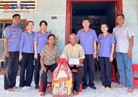 VKSND thị xã Tịnh Biên thăm, tặng quà công chức dân tộc Khmer dịp Tết Chôl Chnam Thmây