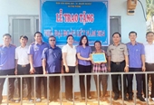 VKSND huyện Phú Riềng tham gia trao tặng nhà Đại đoàn kết