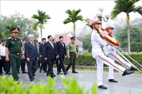 Thủ tướng dâng hương tưởng niệm các Anh hùng liệt sỹ tại chiến trường Điện Biên Phủ