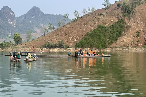 2 người mất tích trong vụ lốc xoáy làm lật thuyền trên hồ thủy điện Sơn La