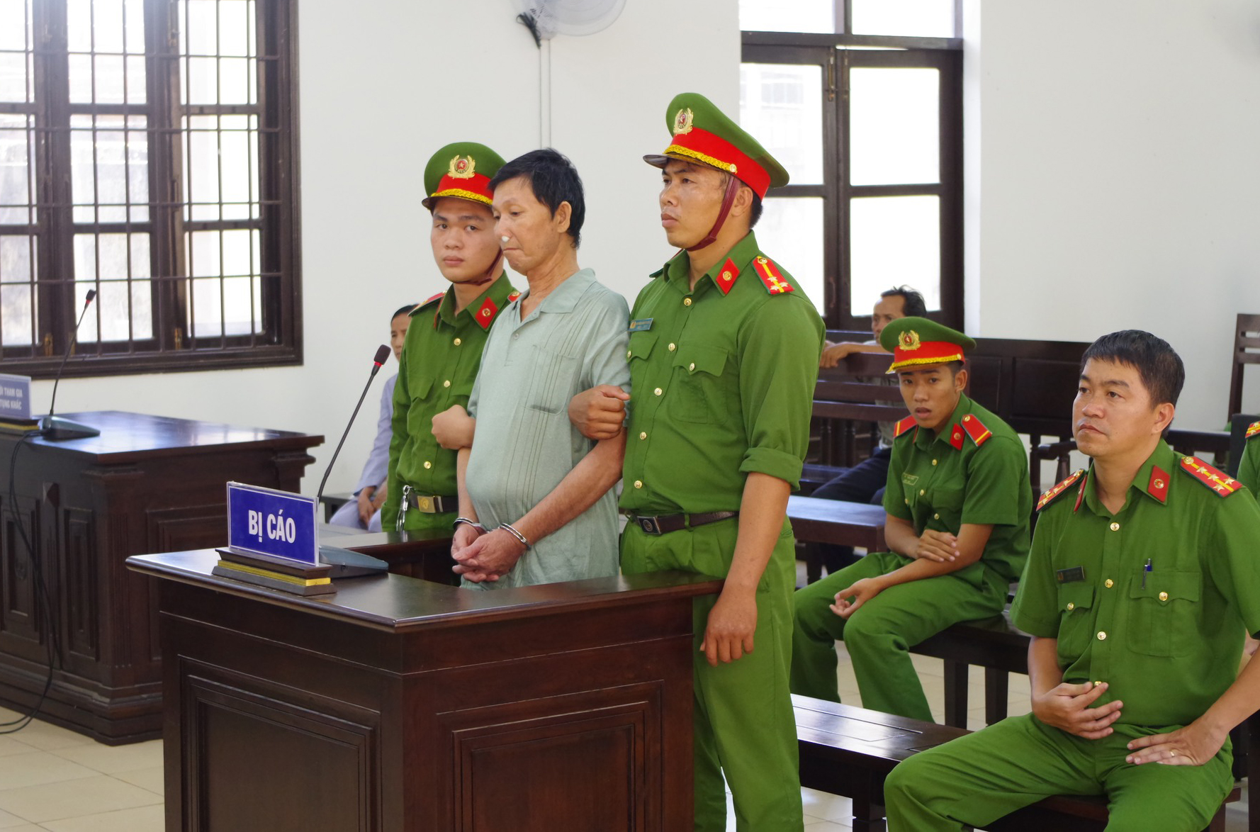 Tử hình kẻ dùng rựa truy sát gia đình hàng xóm