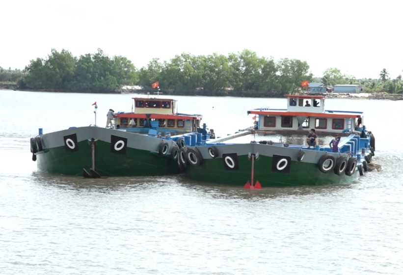 Chuyển 1 200m3 nước sạch cho nhân dân huyện Bình Đại tỉnh Bến Tre đang bị hạn, mặn