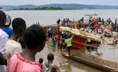 Khoảnh khắc thuyền chở hơn 300 người lật trên sông, hàng chục người thiệt mạng