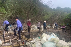 VKSND huyện Vân Đồn tham gia đợt cao điểm ra quân làm sạch môi trường biển
