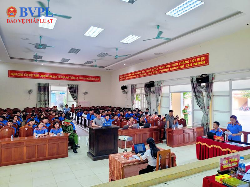 Viện trưởng VKSND thị xã Hồng Lĩnh thực hành quyền công tố, kiểm sát xét xử vụ án hình sự