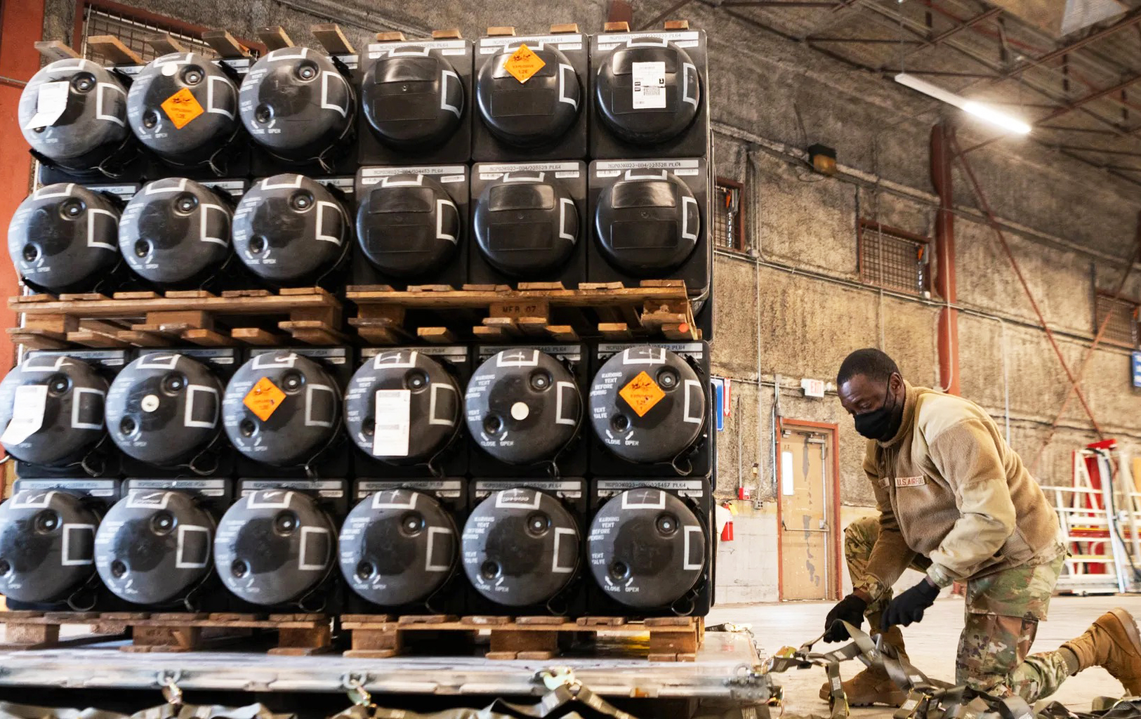 Mỹ chuẩn bị gói vũ khí ‘khủng’ khi Thượng viện thông qua gói viện trợ 60,8 tỉ cho Ukraine