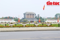 Đường phố Hà Nội rực rỡ cờ hoa dịp lễ 30 4 - 1 5
