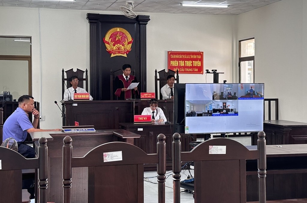 VKSND thị xã La Gi phối hợp tổ chức 4 phiên tòa trực tuyến, rút kinh nghiệm