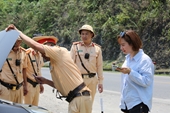 CSGT Hòa Bình đảm bảo TTATGT, hỗ trợ người dân lên Điện Biên Phủ dịp nghỉ lễ
