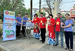 VKSND thành phố Điện Biên Phủ tổ chức điểm phục vụ nước miễn phí tặng khách du lịch