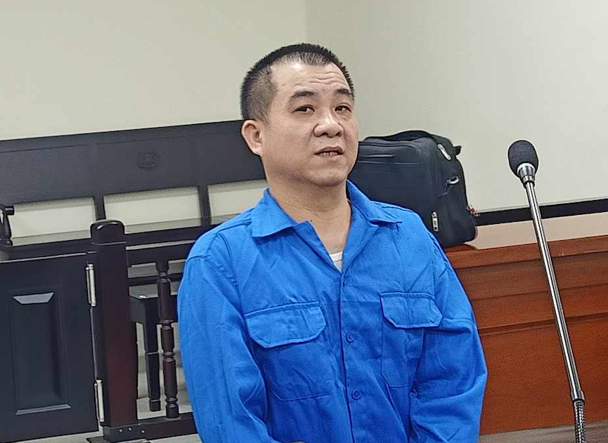 “Yêu râu xanh” đội lốt chủ tiệm tạp hoá gần cổng trường học