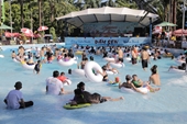 Ngày thứ 2 kỳ nghỉ lễ, biển người chen nhau tắm ở công viên nước Đầm Sen