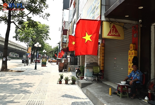Đường phố Hà Nội rực rỡ cờ hoa chào mừng kỷ niệm Ngày hội non sông