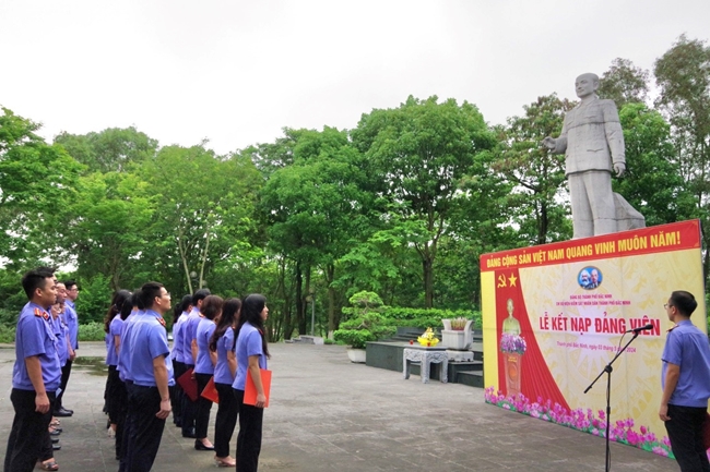 VKSND TP Bắc Ninh dâng hương, kết nạp đảng viên tại tượng đài đồng chí Hoàng Quốc Việt