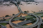 Hình ảnh cực nam Brazil chìm trong nước lũ, 440 người chết, mất tích