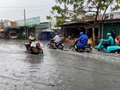 Mưa lớn đầu mùa, một số tuyến đường ở TP HCM ngập nước