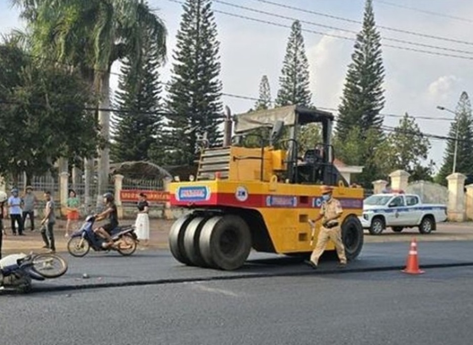 Xe máy va chạm với xe lu khiến một cháu bé tử vong ở Gia Lai