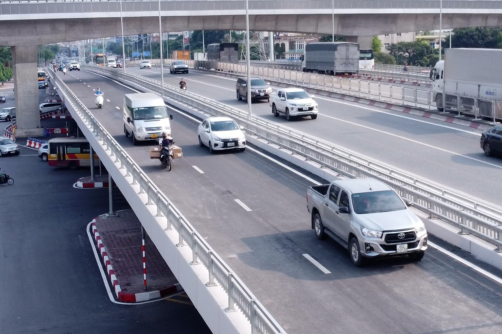 Nút giao Mai Dịch hết cảnh ùn tắc trong giờ cao điểm