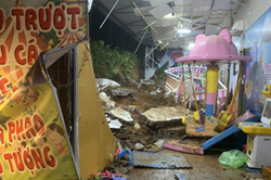Mưa lớn khiến bức tường bất ngờ đổ sập làm 3 trẻ em tử vong tại Hà Nội