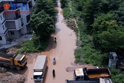 Giữa Thủ đô, người dân vẫn phải lội nước vì đường ngập