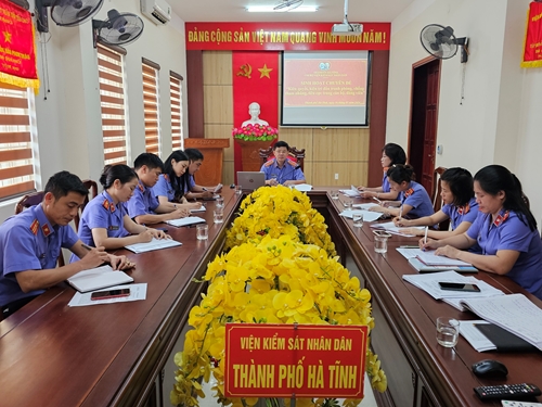 Chi bộ VKSND TP Hà Tĩnh tổ chức sinh hoạt chính trị tháng 5