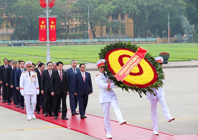 Lãnh đạo Đảng, Nhà nước, đại biểu Quốc hội vào Lăng viếng Chủ tịch Hồ Chí Minh