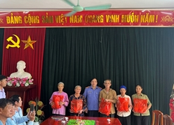 VKSND huyện Thanh Miện tặng quà cho người có hoàn cảnh khó khăn