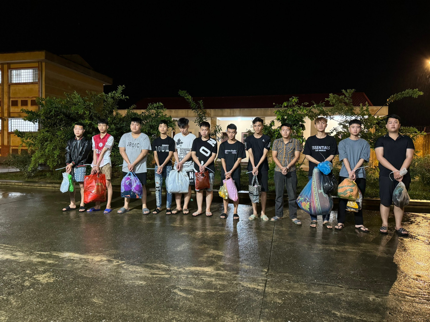 Tạm giữ hình sự 12 thanh, thiếu niên gây rối trật tự công cộng