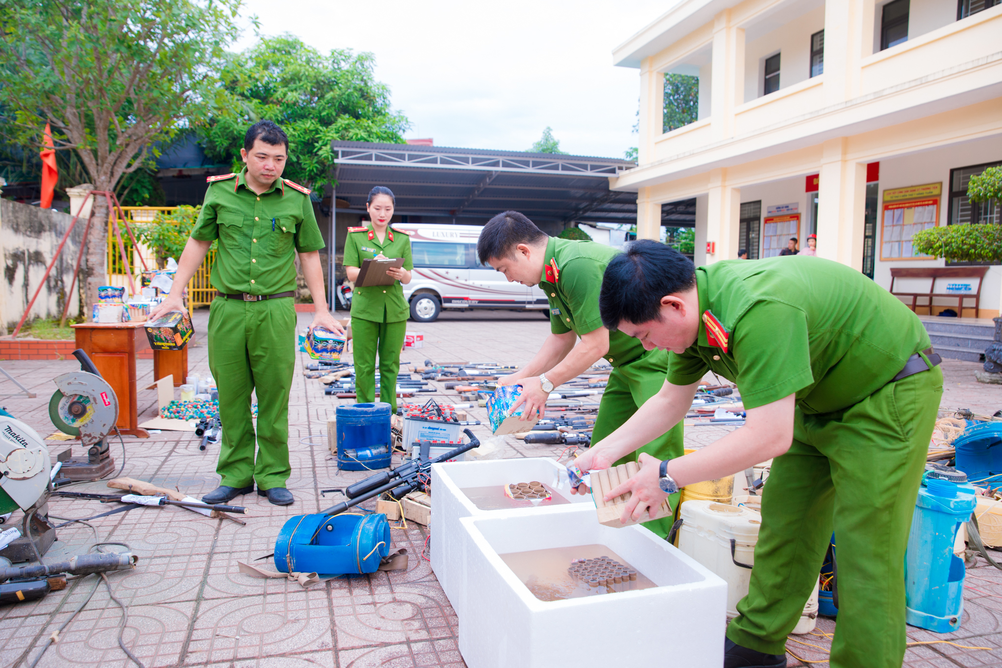 Hà Tĩnh Tiêu hủy số lượng lớn vũ khí và vật liệu nổ do Nhân dân tự nguyện giao nộp