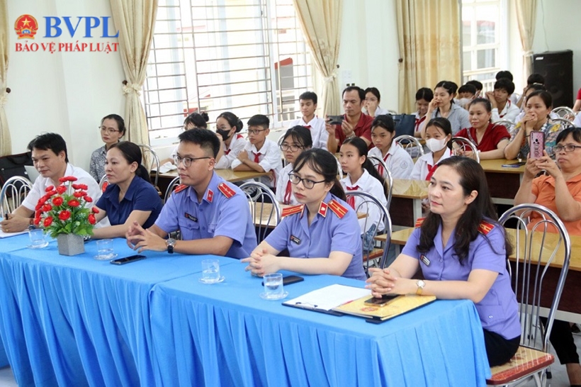 VKSND huyện Thanh Liêm tặng quà cho học sinh nghèo vượt khó