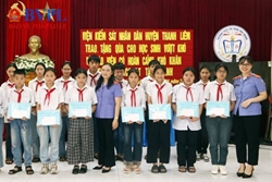 VKSND huyện Thanh Liêm tặng quà cho học sinh nghèo vượt khó