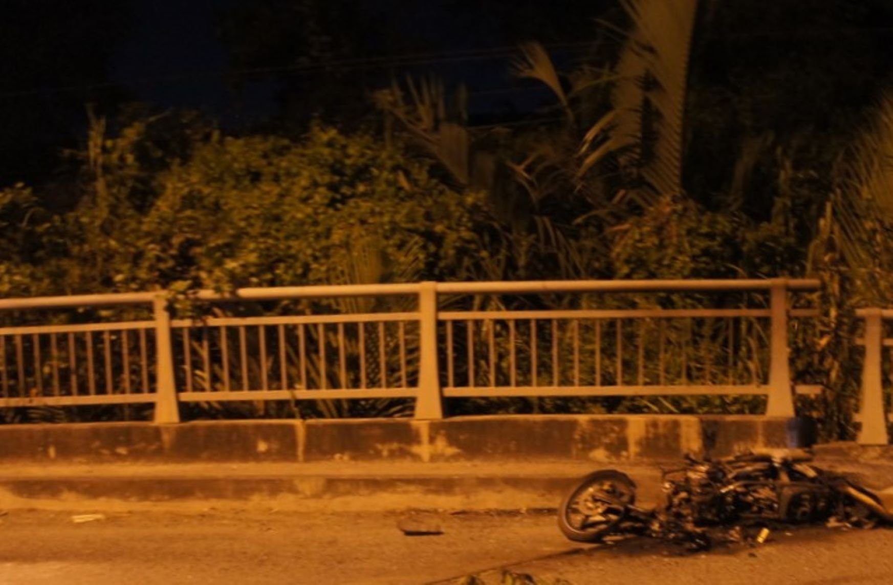 Tìm nhân chứng vụ nam thanh niên tử vong, xe máy bốc cháy trong đêm