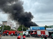 Cháy nhà xưởng kèm theo nhiều tiếng nổ lớn, người dân hoảng loạn tháo chạy