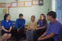 VKSND quận Ngũ Hành Sơn thăm hỏi và tặng quà Bà mẹ Việt Nam anh hùng