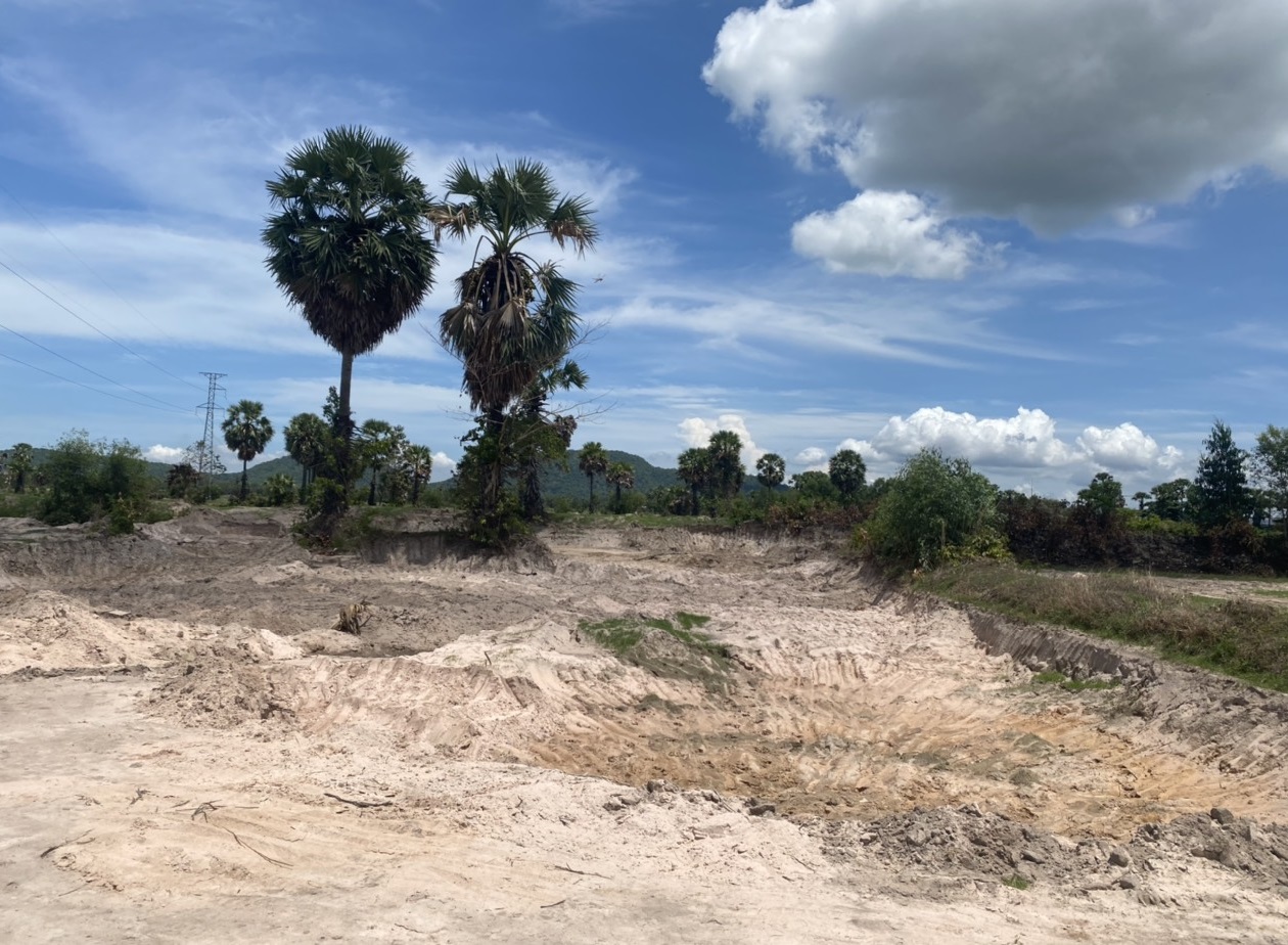 Phát hiện, bắt giữ một vụ khai thác, vận chuyển đất cát trái phép tại thị xã Tịnh Biên