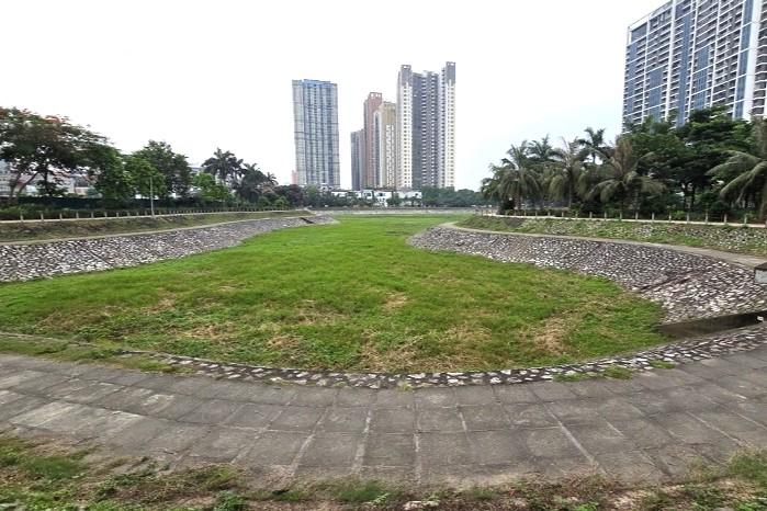 Hồ Trung Văn cạn trơ đáy, người dân có thể đi bộ dưới lòng hồ