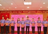 VKSND TP Hồ Chí Minh trao quyết định về công tác cán bộ và tuyển dụng công chức