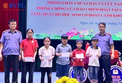 VKSND huyện Bình Lục tuyên truyền pháp luật và tặng quà cho học sinh có hoàn cảnh khó khăn