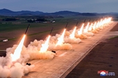 Triều Tiên phô diễn sức mạnh của hệ thống tên lửa đa nòng siêu lớn