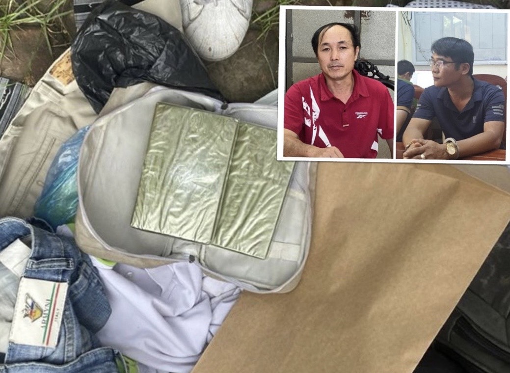 Bắt đối tượng vận chuyển 2 bánh heroin trên xe buýt