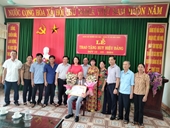 Trao tặng Danh hiệu 65 Tuổi Đảng Cho đồng chí Nguyễn Văn Tư