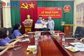 Chi bộ VKSND huyện Văn Giang trao huy hiệu 30 tuổi đảng