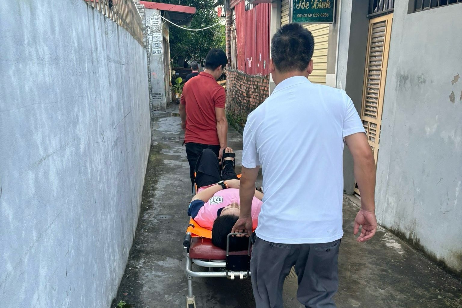 Thí sinh ở Hải Phòng đến phòng thi bằng xe cứu thương