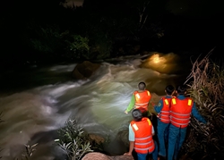 Công an giải cứu thành công 5 người mắc kẹt giữa sông Đồng Nai