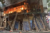 Dập tắt vụ cháy tại quán cà phê trên phố cổ Hà Nội