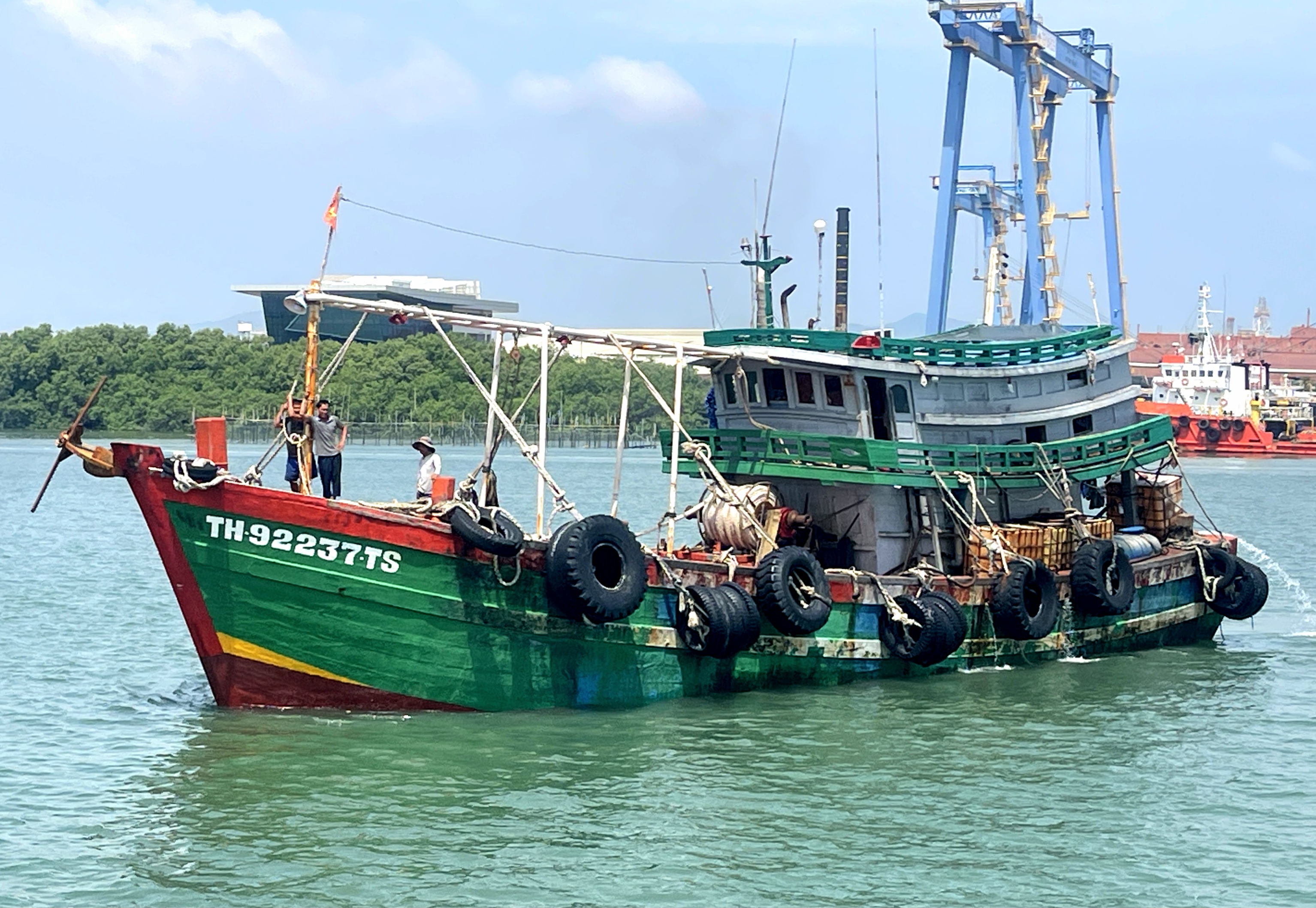 Cảnh sát biển bắt giữ phương tiện chở 80 nghìn lít dầu D O trái phép