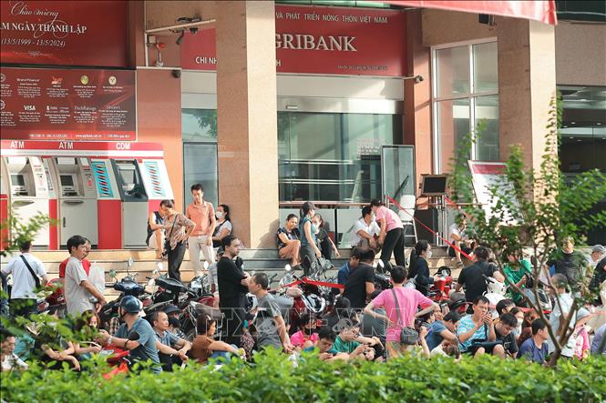 Hà Nội Người dân vẫn xếp hàng mua vàng từ sáng sớm